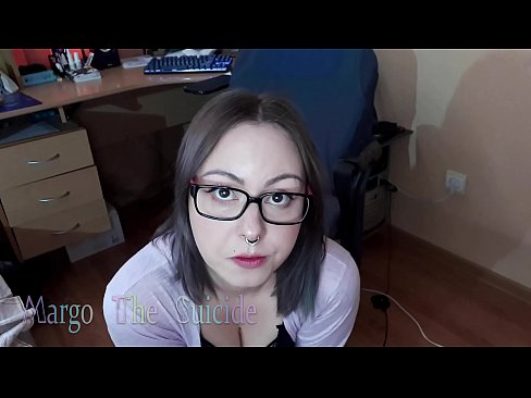 ❤️ 性感的眼镜女孩在镜头前深深地吸吮假阳具 ️ Anal video❤